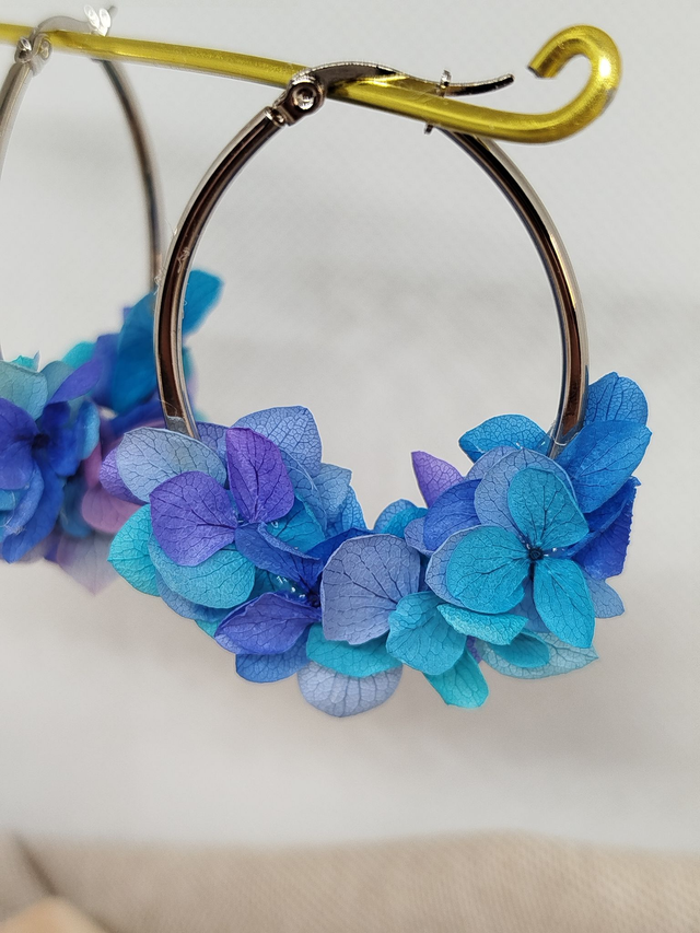 Créoles Lily en fleurs naturelles coloris bleu