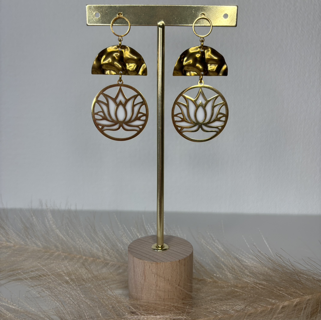 Boucles d’oreilles fleurs lotus blanche