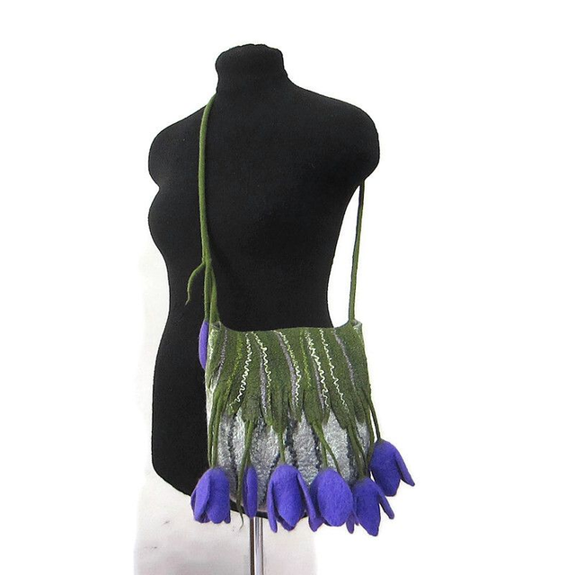 Borsa donna fatta a mano borsa a tracolla feltro lana merino grigio verde regalo per donna borsa unica per ragazza con fiori tulipani viola