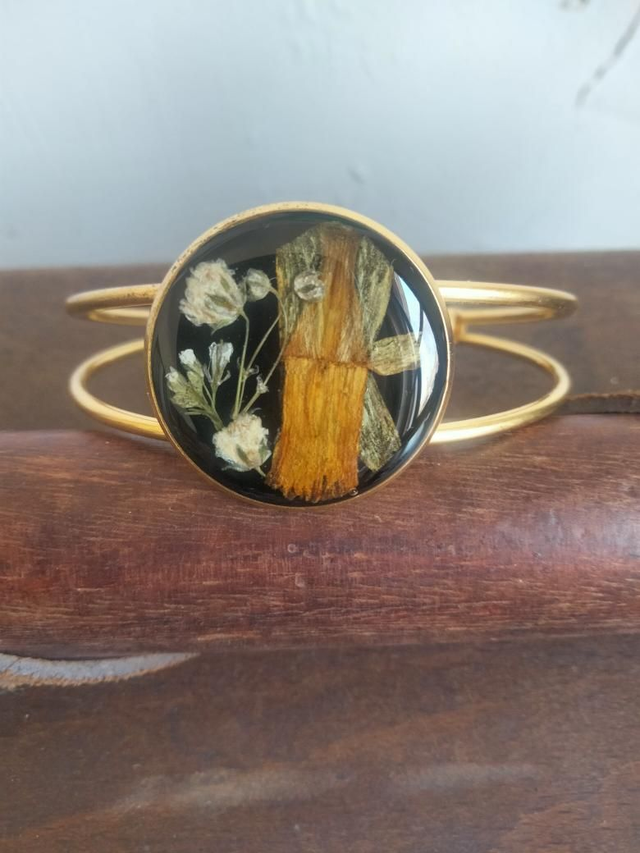 Bracelet manchette réglable couleur or avec insertion de fleurs séchées 