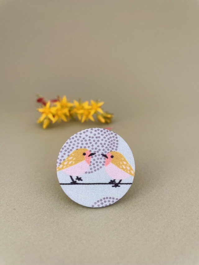 Broche ronde bleue oiseaux en carton et tissu imprimé