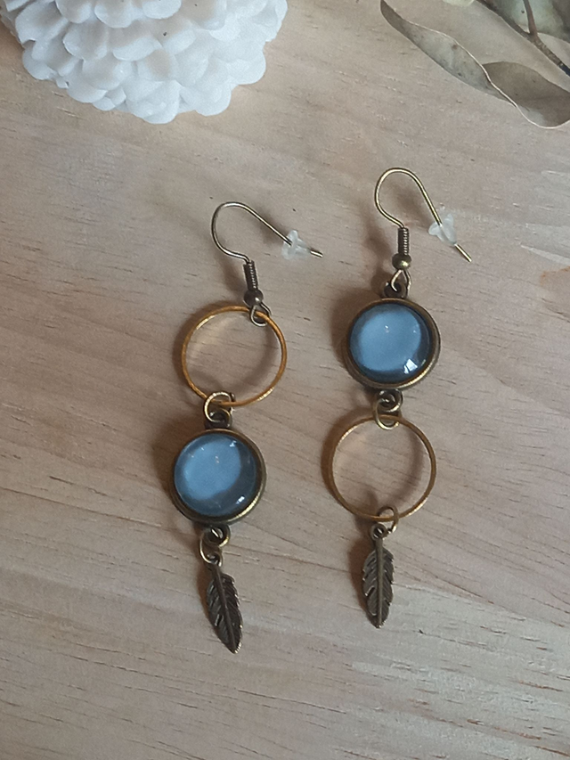 Boucles d&#039;oreilles asymétriques - cabochon bleu-gris  clair /  cercle métal bronze / plume / bronze
