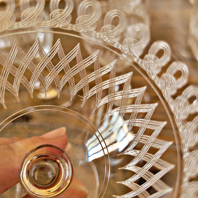 Verres à vin blanc en cristal guilloché, jambe travaillée