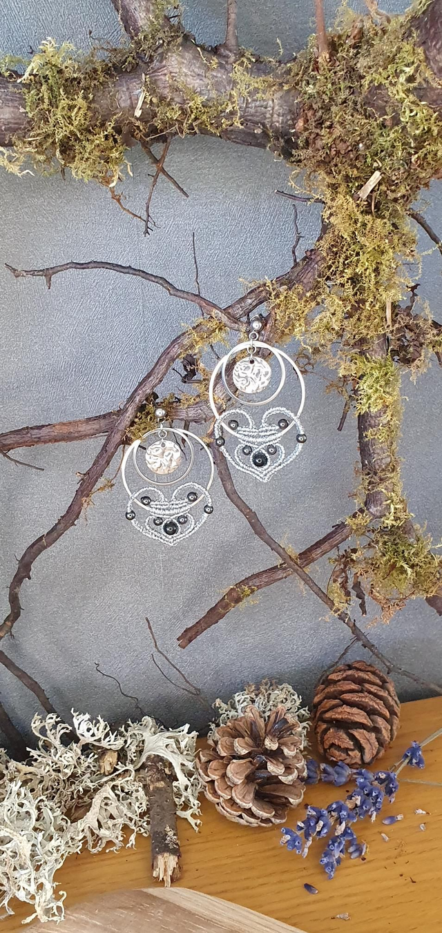 Boucles d'oreilles cœurs  en micro macramé 