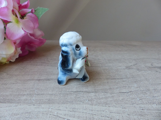 Figurine Caniche Romantique en Céramique Bleue – Petit Chien Vintage Années 70 – Statuette Mignonne avec Ruban Fleuri – Cadeau ou Collection