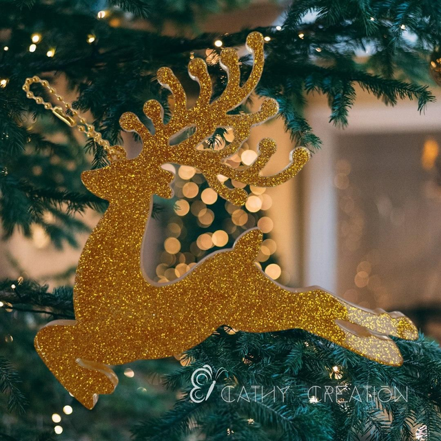Cerf avec inclusion de paillettes dorées à suspendre 