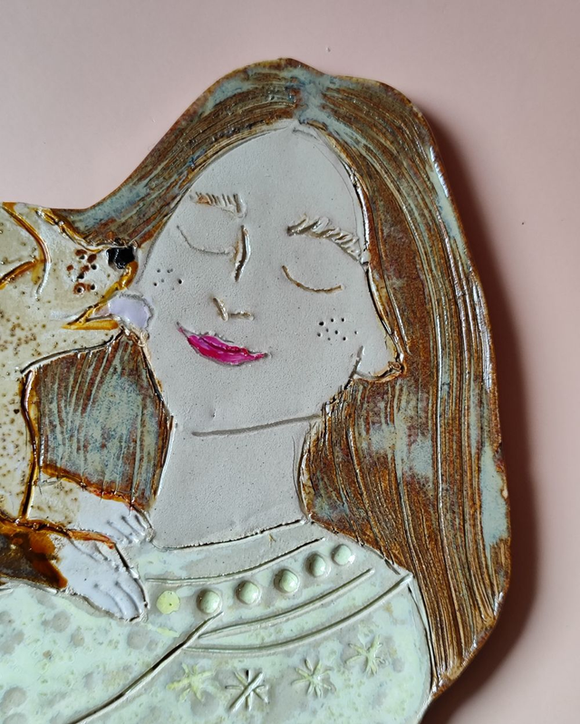 Brązowowłosa dziewczyna z psem