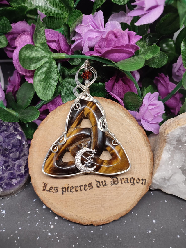 Talisman L’Œil des Trois Royaumes — oeil de tigre et triquetra 