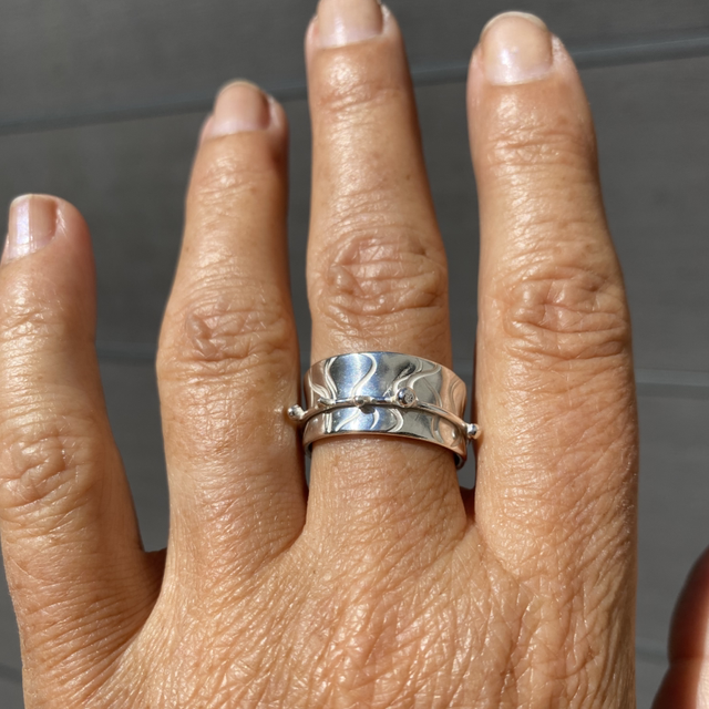 Bague Au milieu coulent vagues et perles d’eau