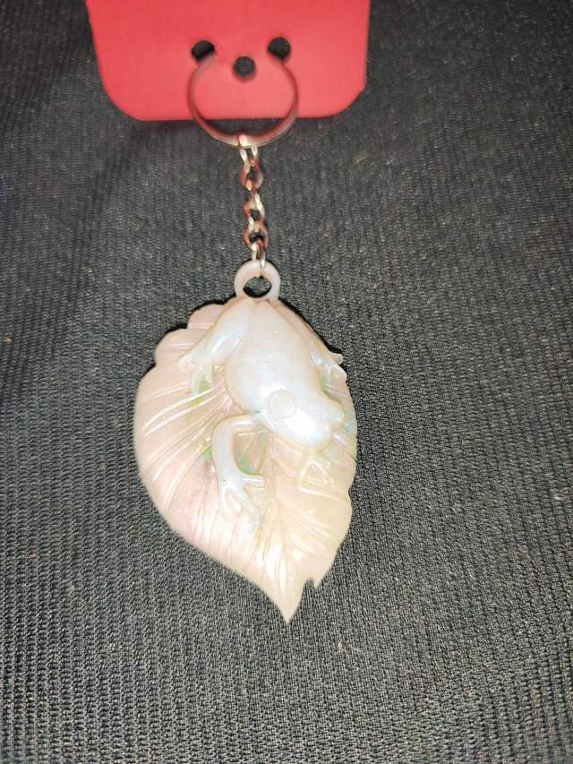 Porte-clé grenouille nacré feuilles 