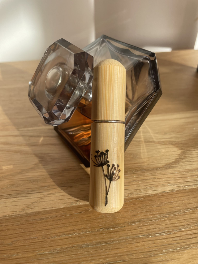 Vaporisateur de sac en bambou délicatement  gravé de fleur de pissenlit