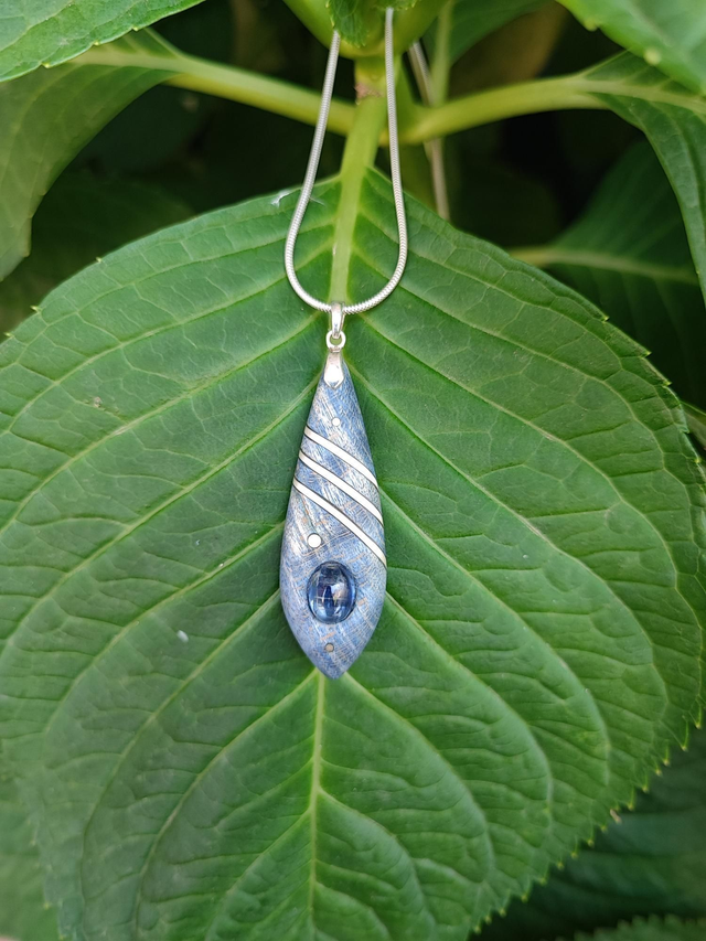 Pendentif en Bois de Platane stabilisé bleu, Cyanite et Argent