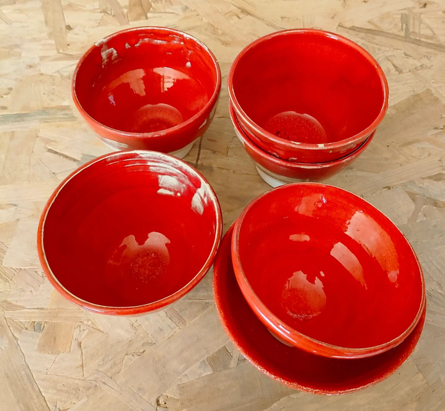  Bol en grès émaillé rouge vif – pièce artisanale faite main