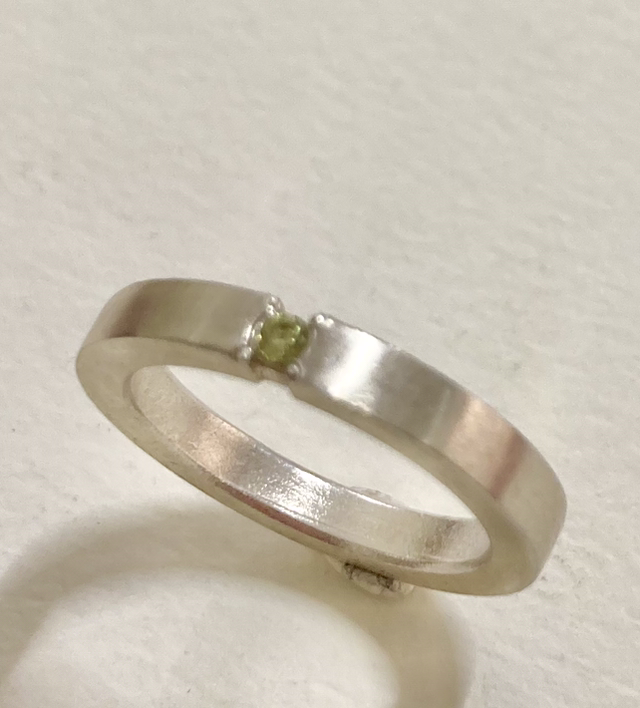 Flat band with cubic zirconia