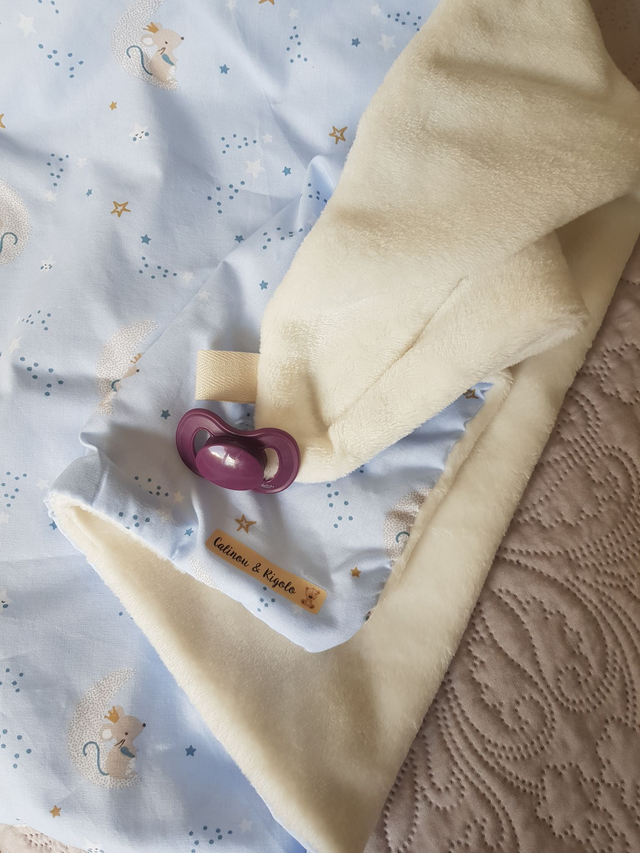 Doudou couverture Petite souris bleue pour les petits