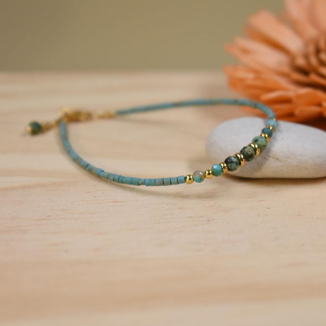 Bracelet fin monté sur cable en turquoise