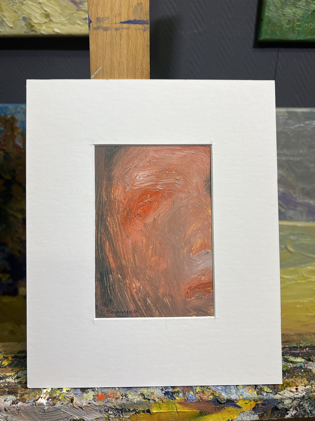 Fragment 360 „Aus der Glut“ von Rostyslav Voronko, Öl auf Karton, 2024 – Gesicht in Rotbraun und Aschetönen.