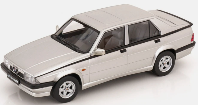 Alfa Romeo 75 silber Triple 9 1:18