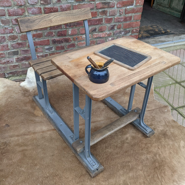 Bureau d’écolier avec banc