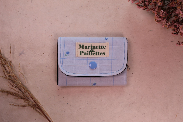 Porte-monnaie upcyclé petites fleurs bleues