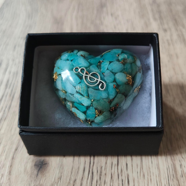 Orgonite cœur howlite turquoise  4 cm