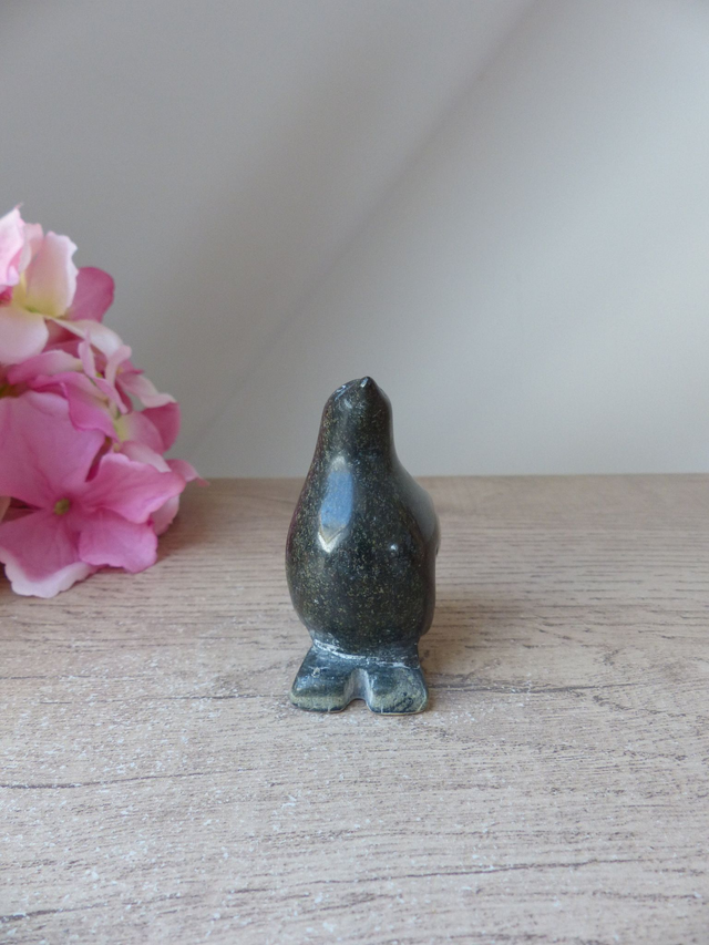 Figurine miniature Pingouin en stéatite, sculpture pingouin en pierre art inuit, collection pingouin manchot petit animaux en pierre vintage