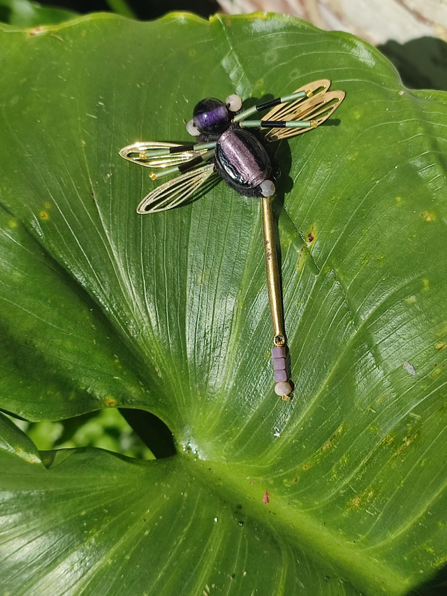 Broche libellule, perles en verre violine, pièce unique 