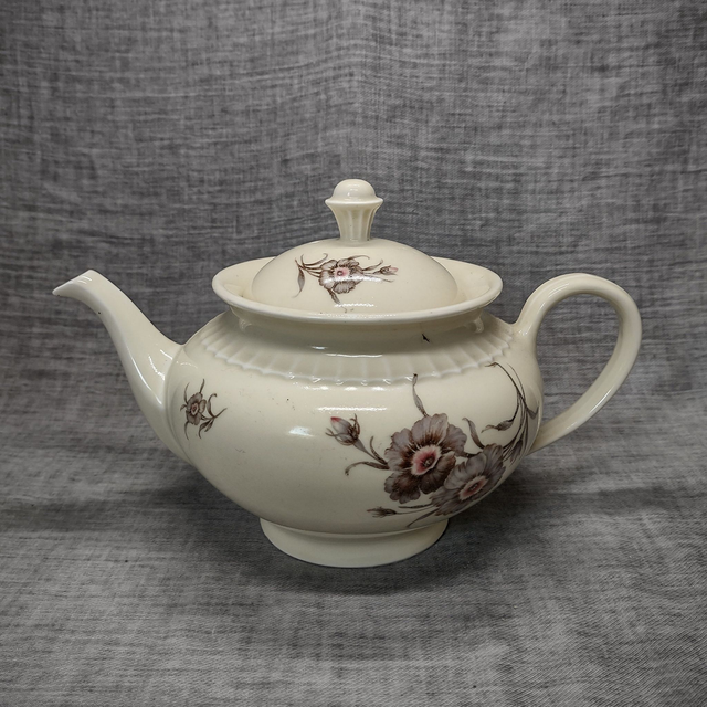 Mosa | Ronde Theepot (diameter 17 cm | hoogte 17 cm | breedte 26 cm van schenktuit tot handgreep) roomwit met fraai bloemmotief | Vintage