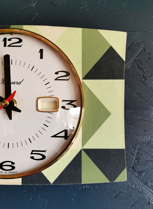 Horloge vintage pendule murale silencieuse rectangulaire "Bayard vert"