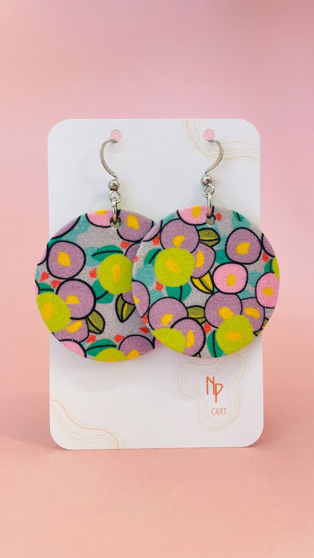 Boucles d'oreilles carton et tissu forme ronde, collection " rose pop " - fond mauve et motifs fleuris rose, vert et violet