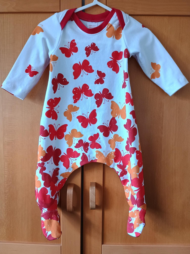 Babygrow - 3-6 mth (6-7 kg).   Red butterflies