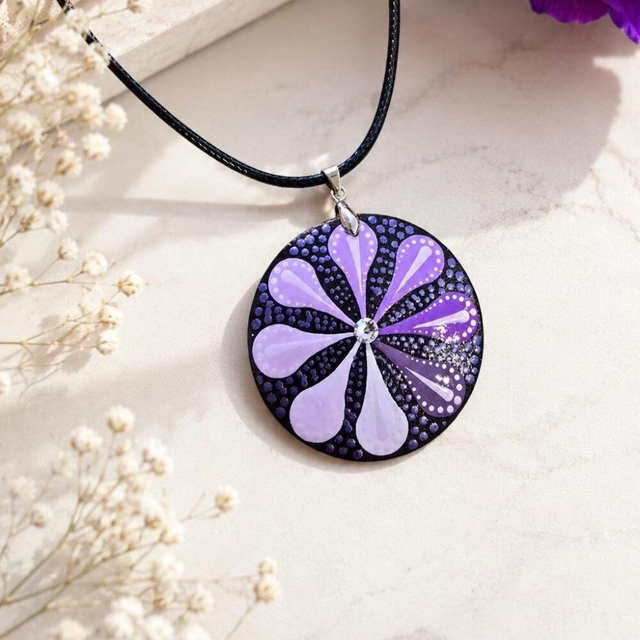 Collier mandala mauve &amp; violet en bois avec strass Swarovski – Peint à la main
