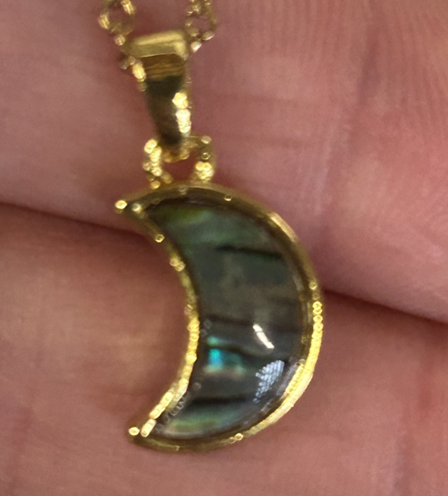 Collier avec pendentif en  coquille d’ormeau forme lune 