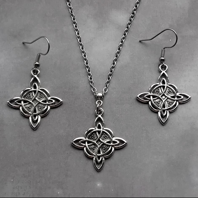 Patterned Witch's Knot Necklace