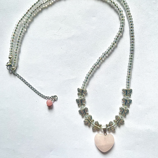 C36 - Collier perles en verre, papillons, cœur quartz rose