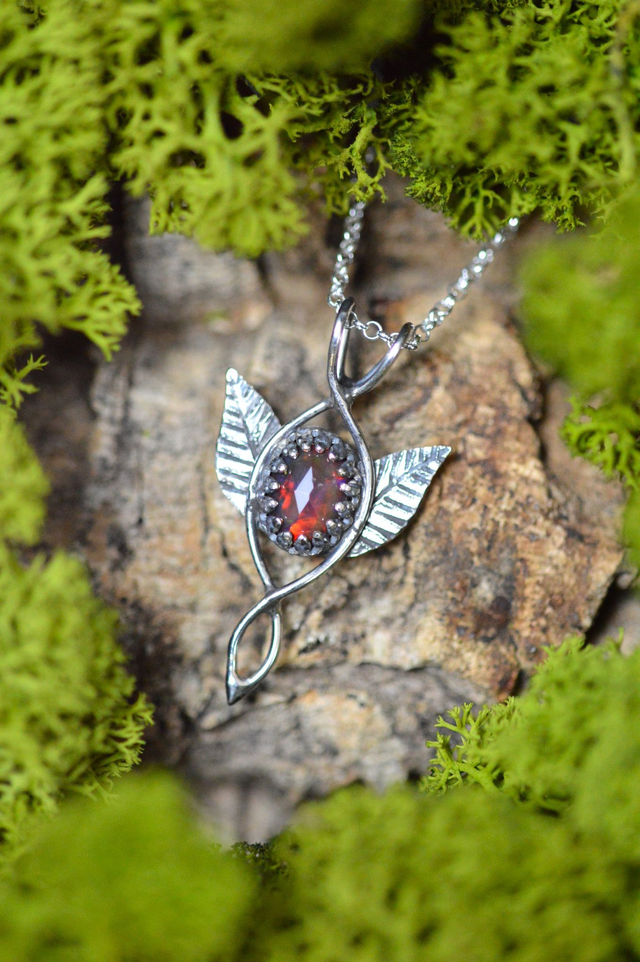 Pendentif Elfique - "Lueur" Opale Rouge
