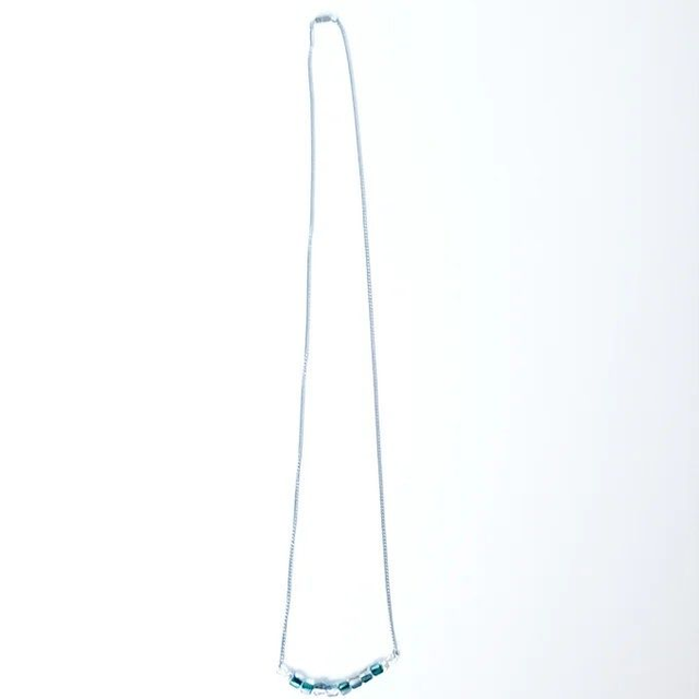 Collier Gagea – Bijou argenté aux perles translucides gris bleuté et mauve – Pièce unique élégante