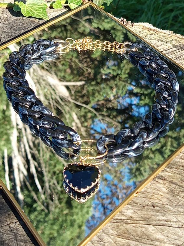 Collier en grosses mailles en acrylique Kaala coeur noir