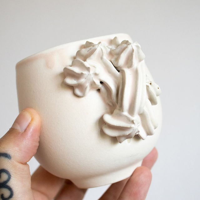 Tasse beige rosée, anse meringue