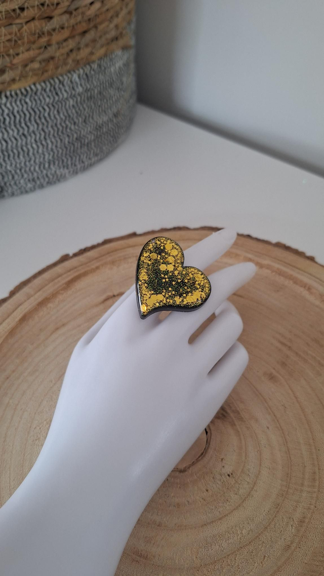Bague cœur asymétrique noire et paillettes dorées 