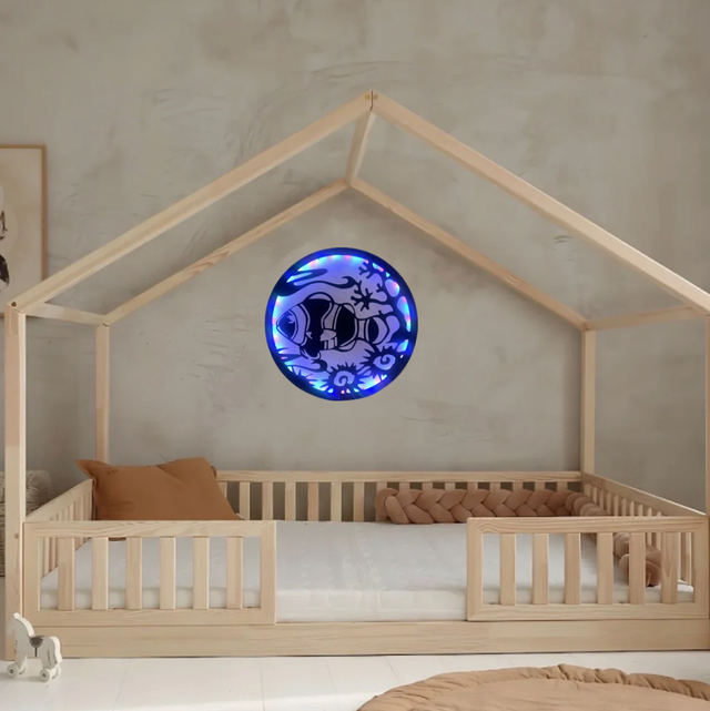 Tableau lumineux poisson clown en bois recyclé – Décoration murale LED upcycling