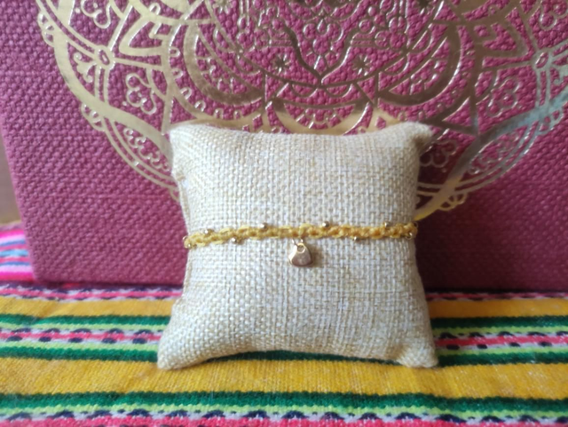 Bracelet jaune avec coeur et perles