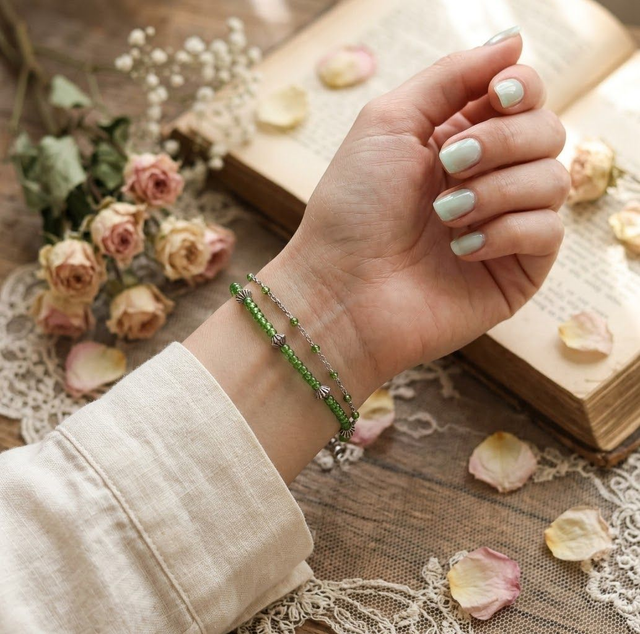 Bracelet Fin Perles Vertes et Chaînette Dorée