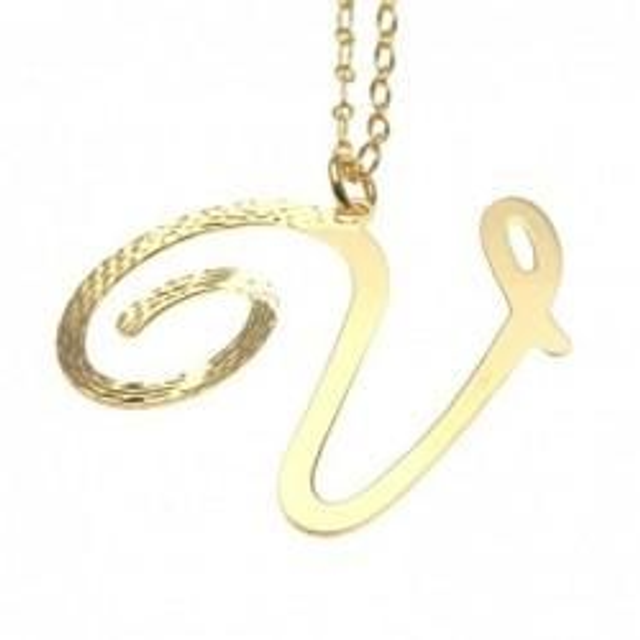 Ciondolo a iniziale in bronzo con collana sottile 