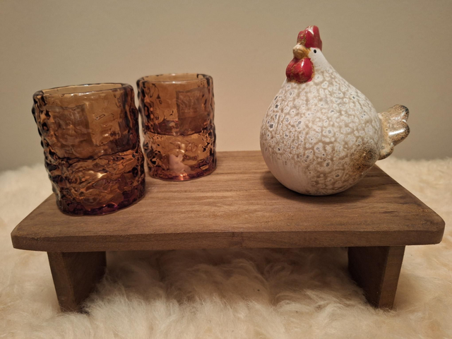 Houten bankje met kip en waxinelichtjes