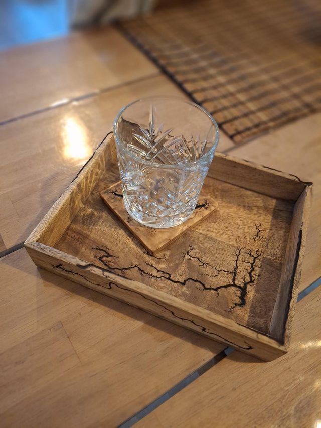 Plateau gravé en manguier