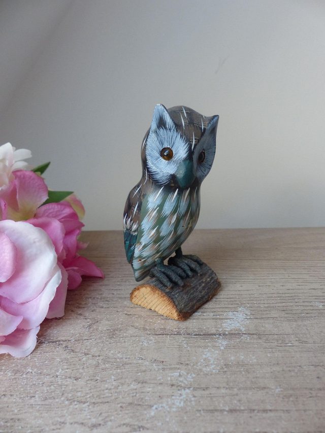 Statuette Chouette en Bois Sculpté – Figurine Vintage Peinte à la Main sur Socle Écorce | Décoration Maison de Campagne, Cottage ou Ferme