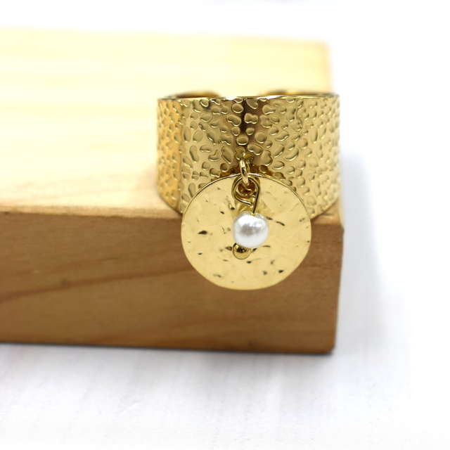 Bague large martelée pampille et perle 