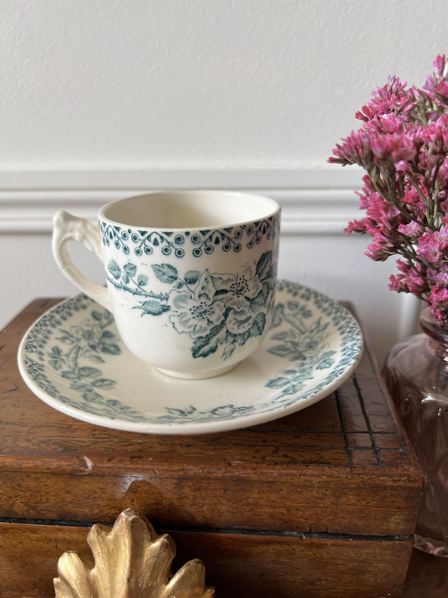 Guadeloupe - Tasse à café gris-vert &amp; sa sous-tasse de la manufacture française de Saint-Amand pour les Ets Debray