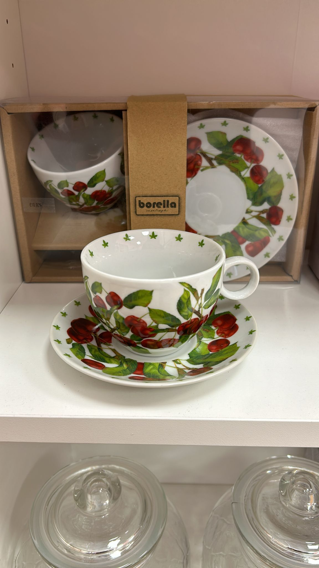 Due tazze da the ciliegie